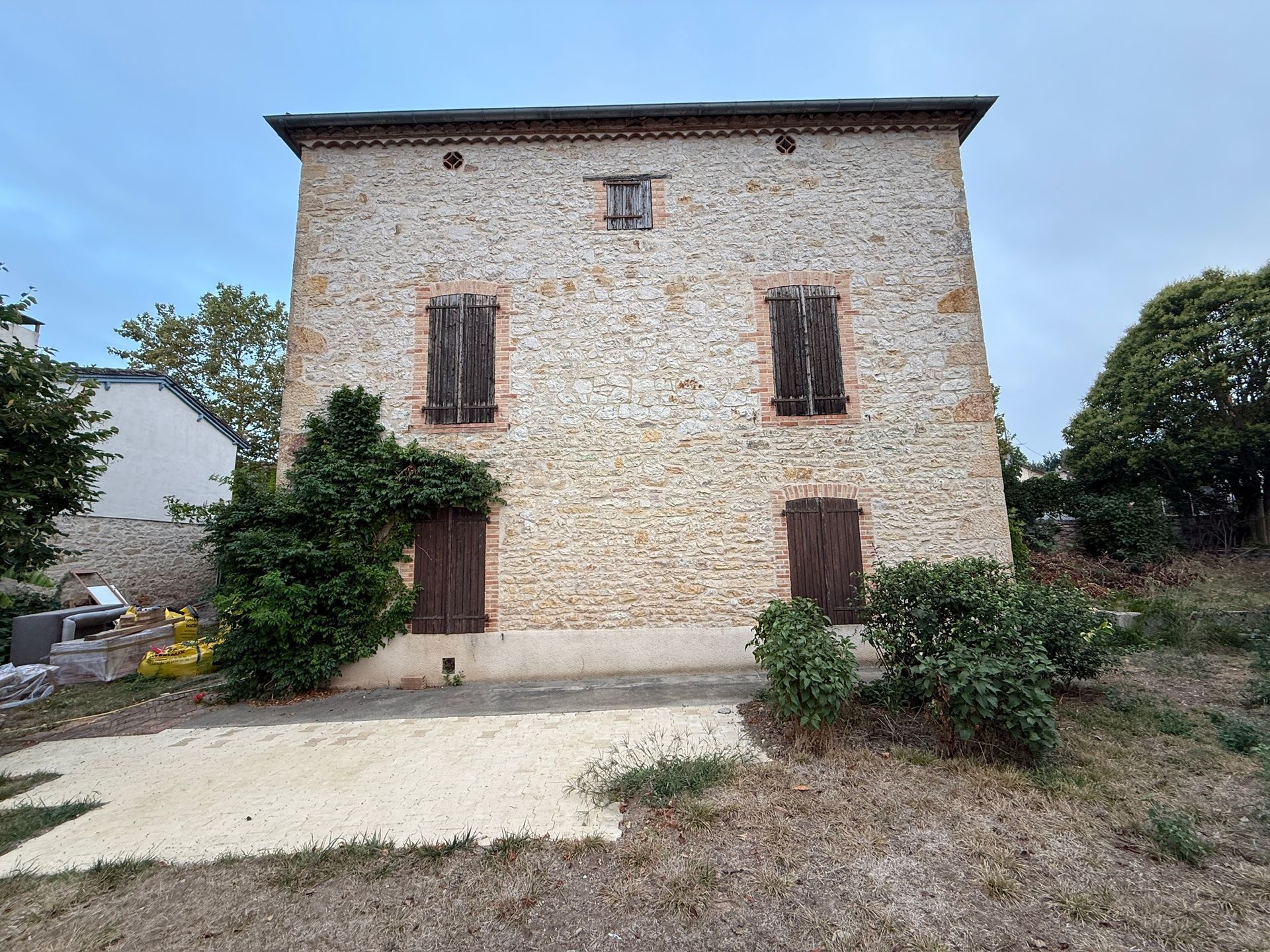 Gros plan d'un appareil photo vintage sur les touches d'un piano. Texte superposé : « Format d'image Carré »