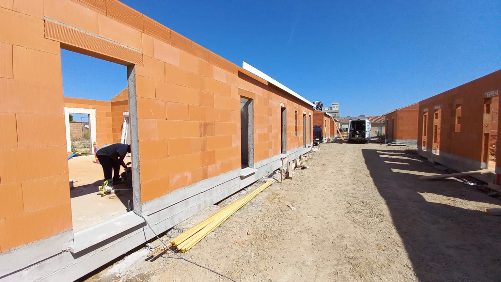 Chantier de construction : murs en briques d'un bâtiment en cours de construction
