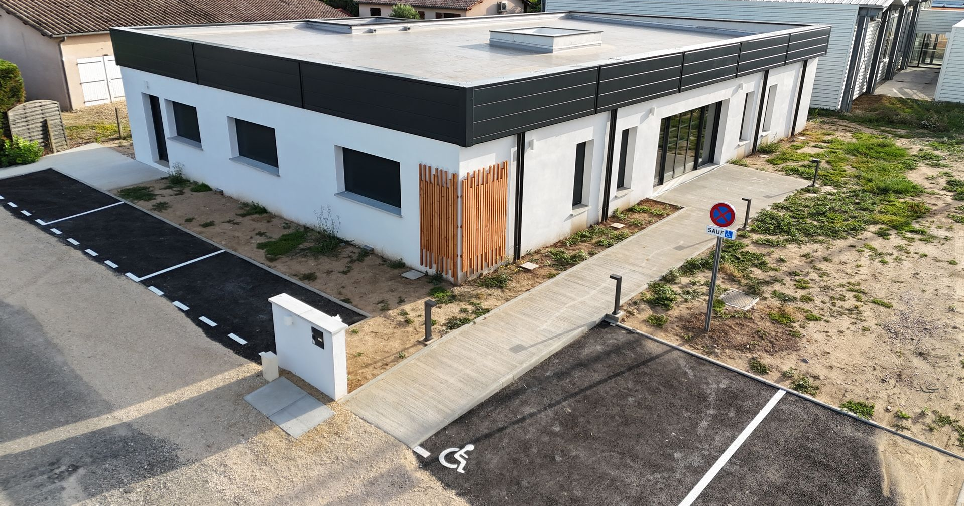 Toiture de gazébo en bois en construction avec tôle partiellement installée.