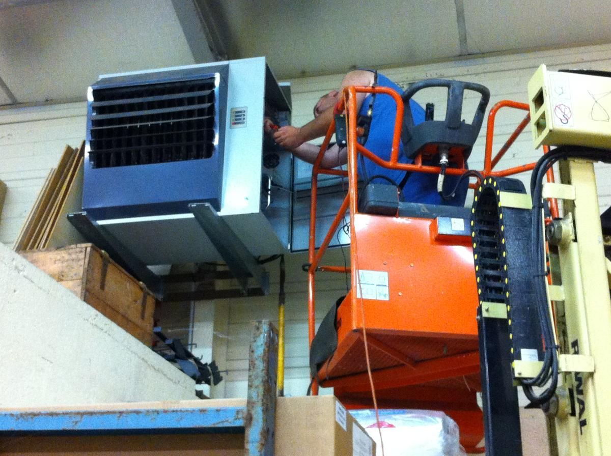 Un technicien en plein travail