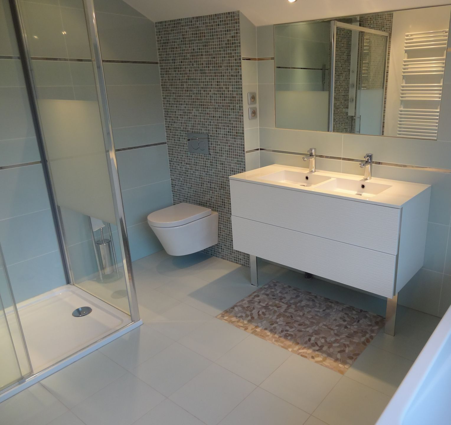 Salle de bains avec carrelage 