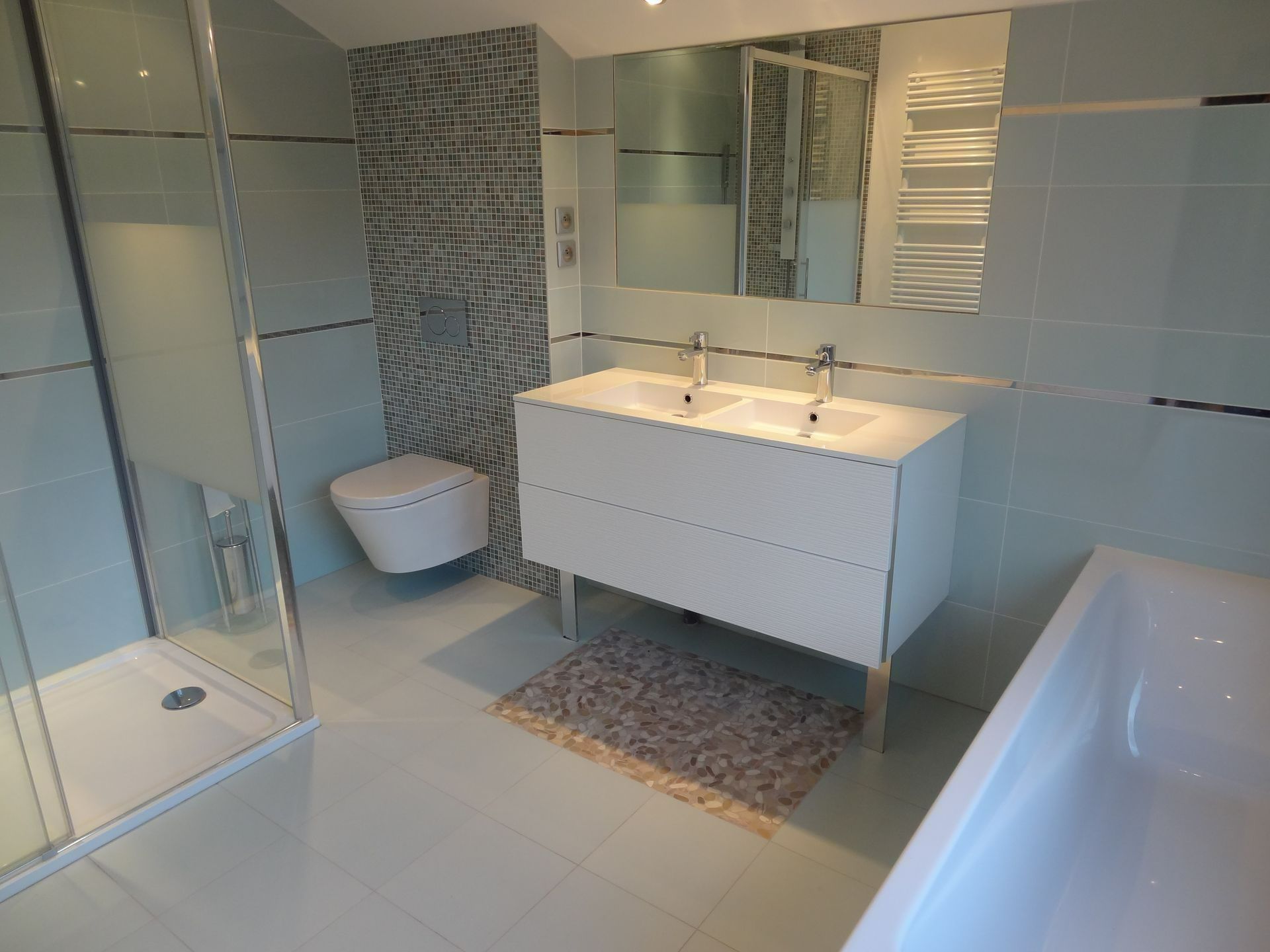 Vasque de salle de bains et toilettes