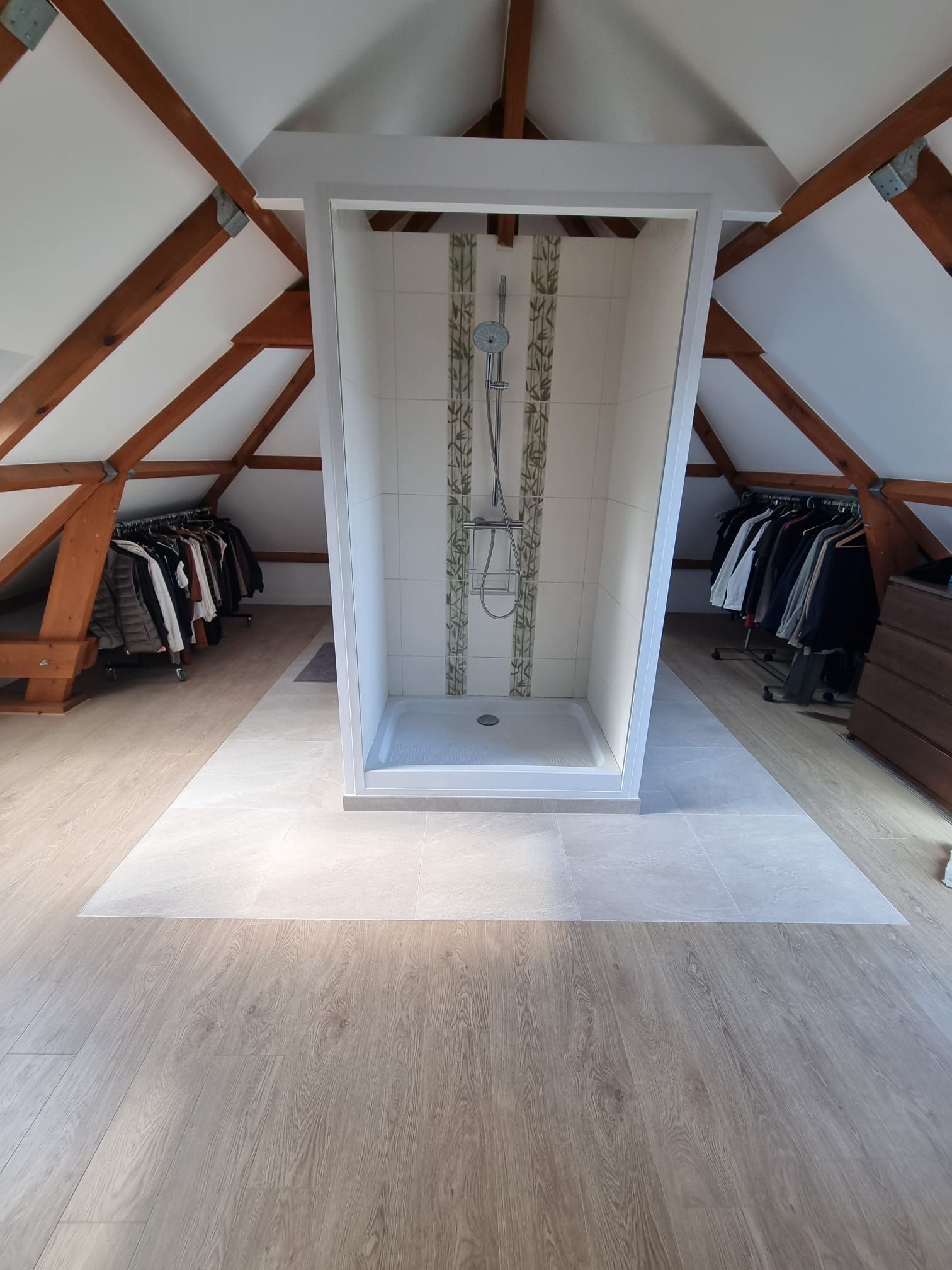 Douche sous mansarde, travaux par AJ Pro Rénovation