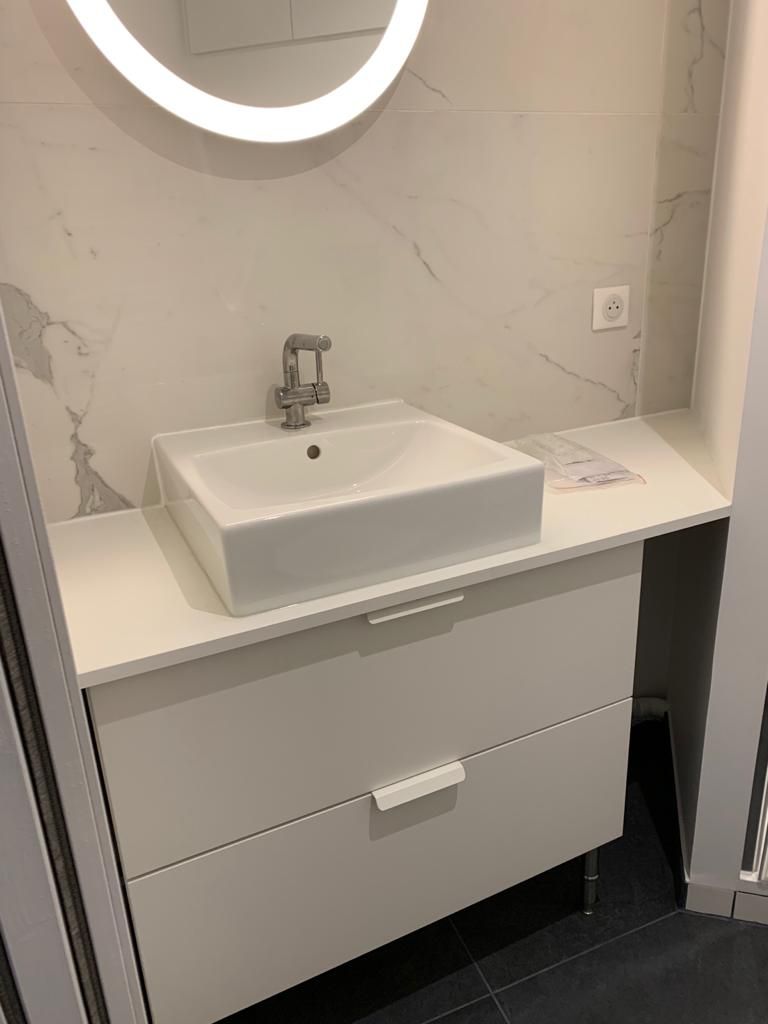 Vasque sur meuble en bois blanc