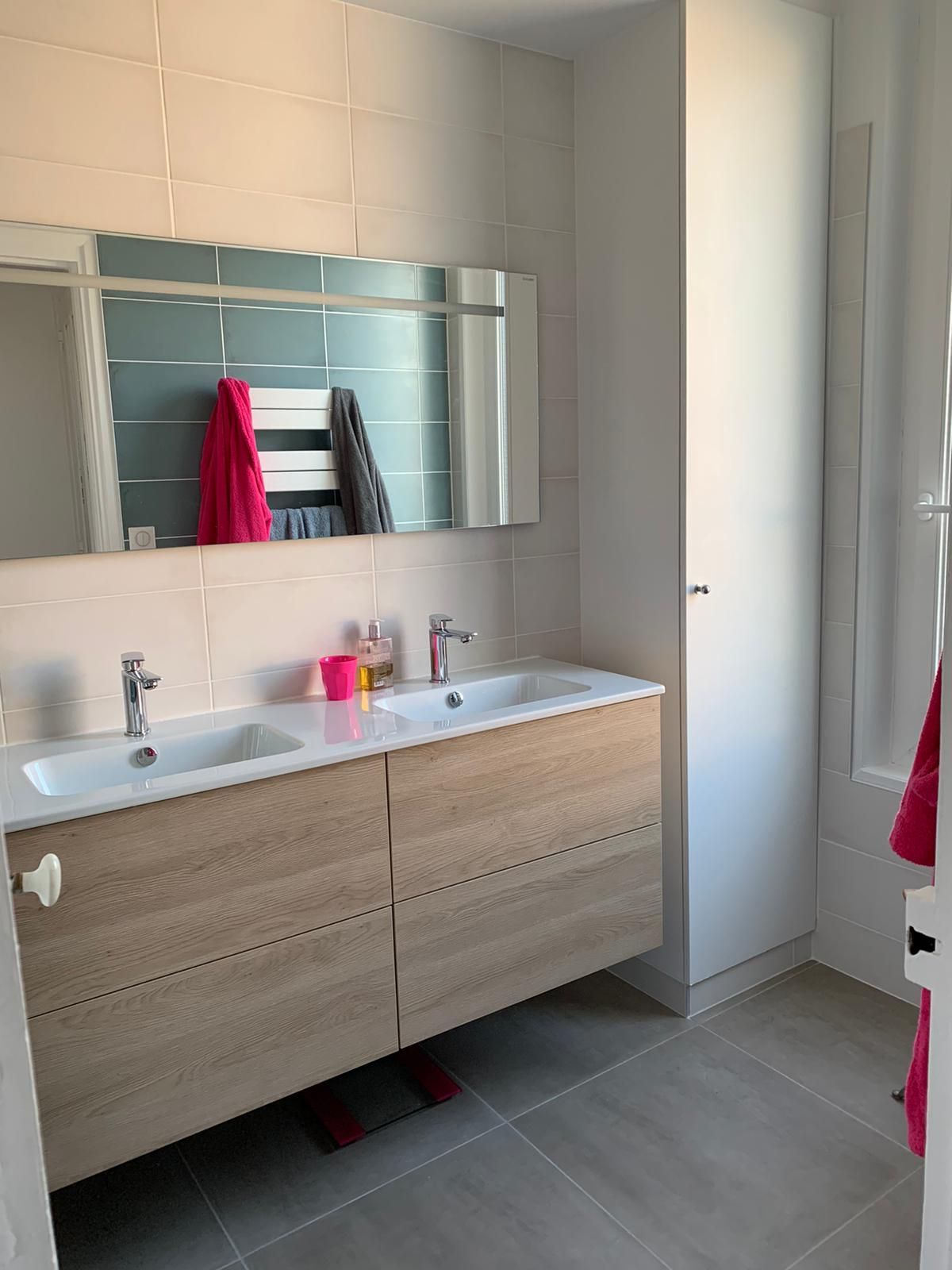 Double vasque et grand miroir