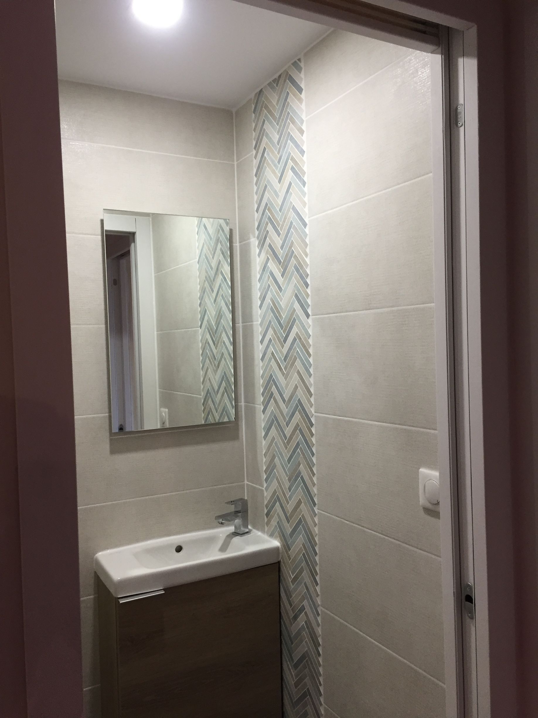 Salle de bains avec vasque et miroir