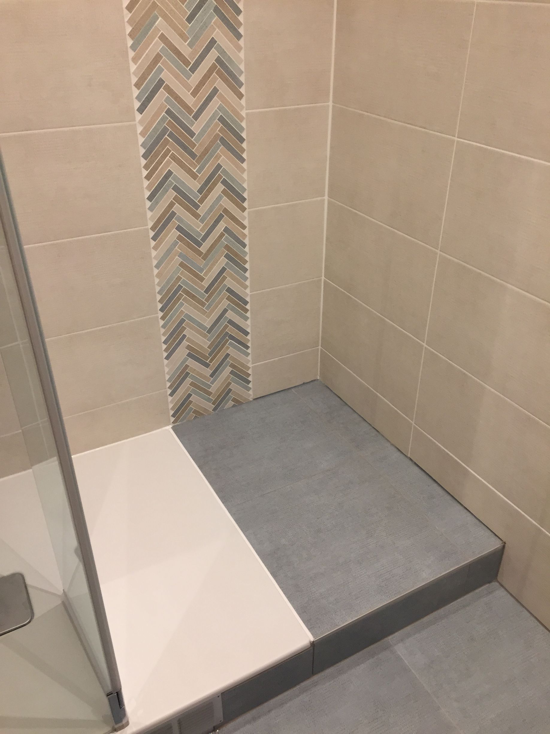 Cabine de douche avec sol surélevé 