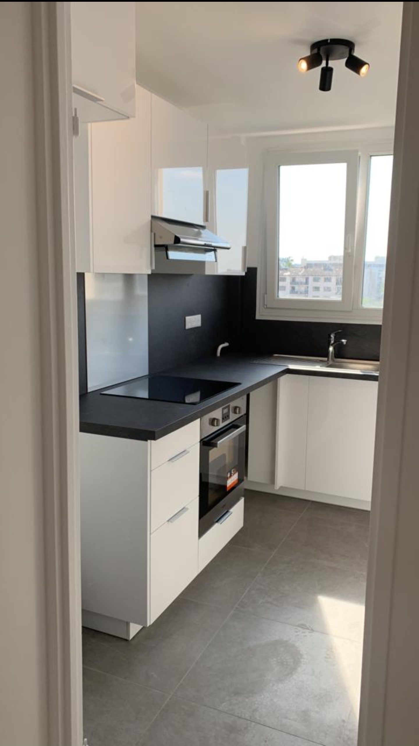 Cuisine avec four, plaques et évier