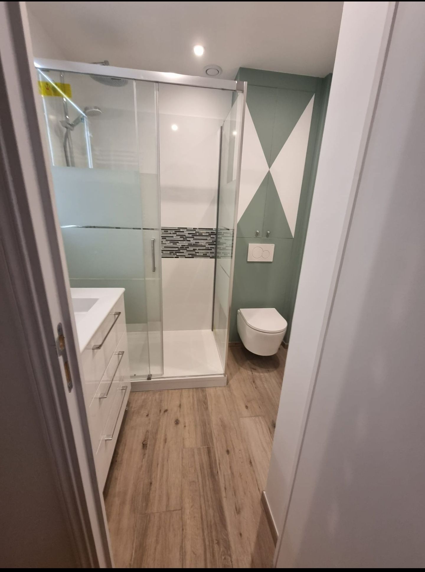 Salle de bains avec cabine de douche et toilette