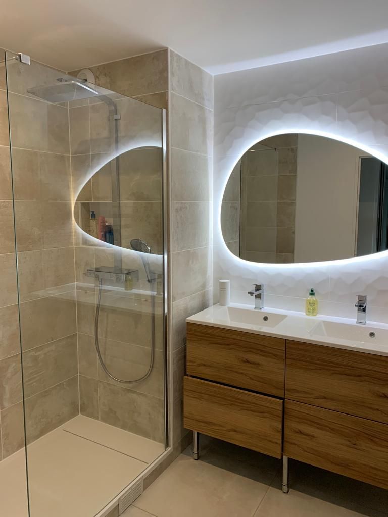 Cabine de douche, double vasque et miroir avec lumière LED