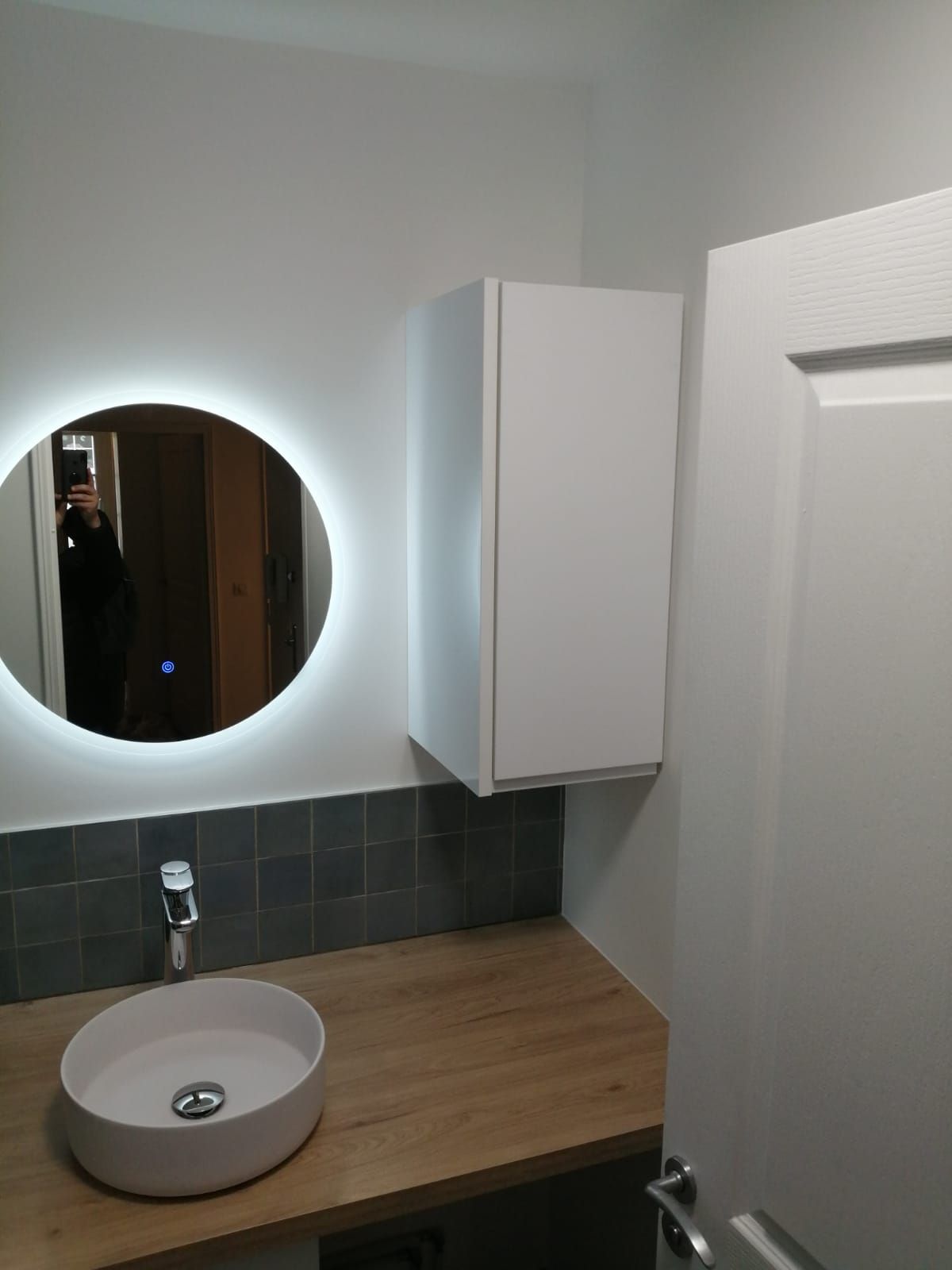 Une vasque et miroir lumière LED