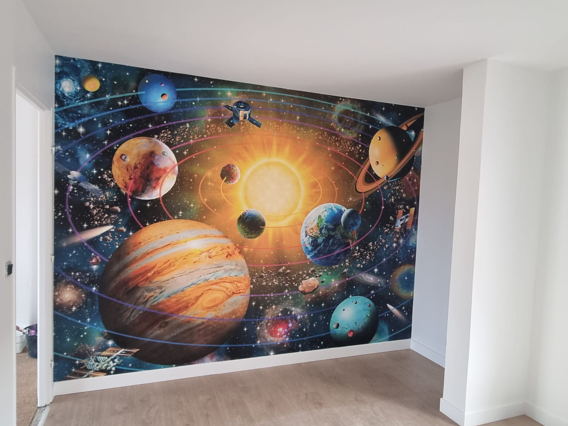 Peinture murale représentant le système solaire