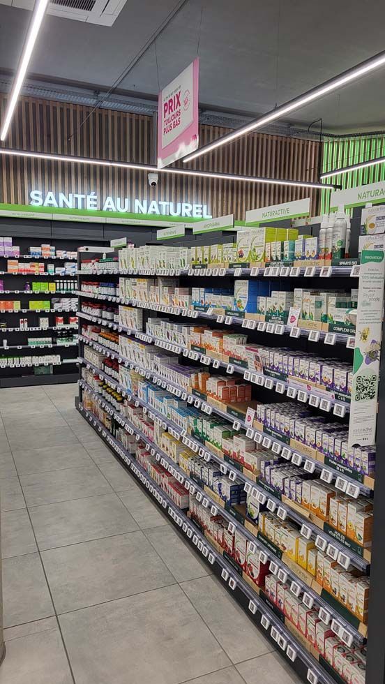 Rayons de produits de santé dans un magasin, étiquetés « SANTÉ AU NATUREL ».
