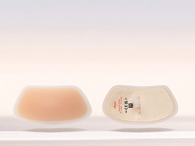 Deux prothèses mammaires de compensation partielle en silicone, l'une montrant l'avant et l'autre l'arrière.