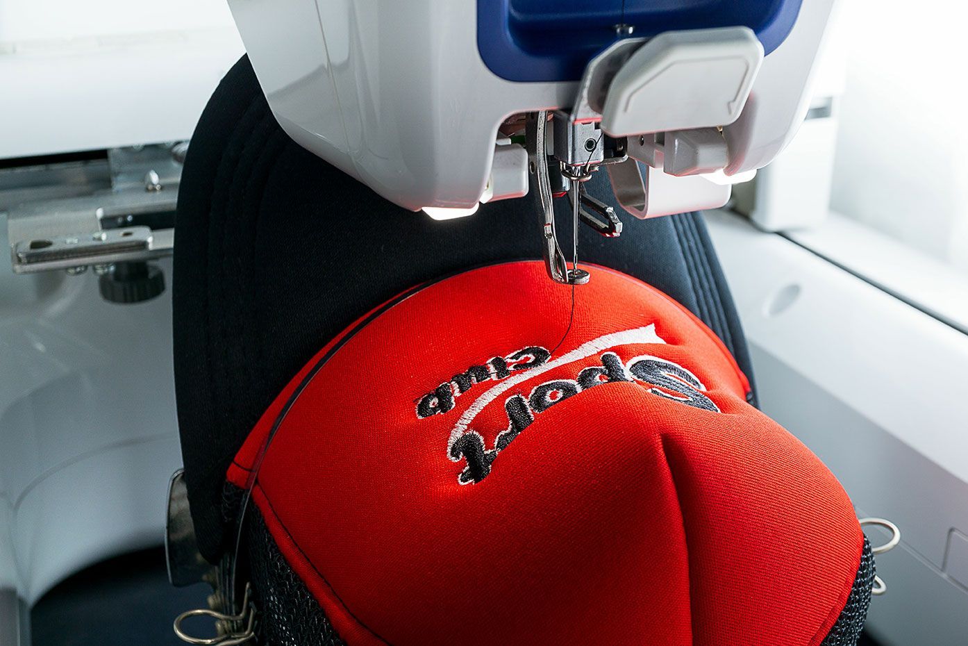 Broderie sur une casquette rouge