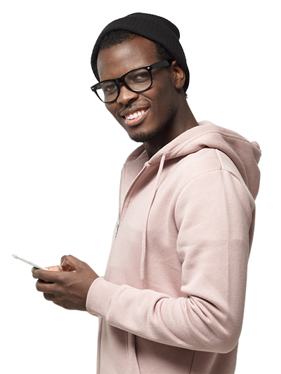 Homme avec un bonnet et des lunettes qui tient son téléphone portable