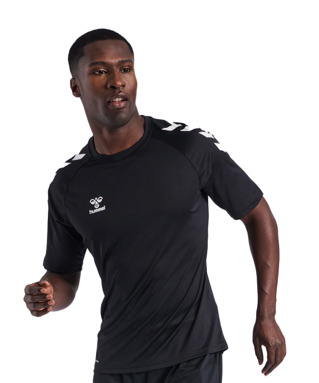 Homme avec un maillot de la marque Hummel