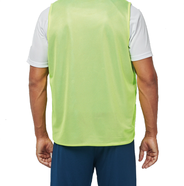 Homme de dos avec un chasuble jaune