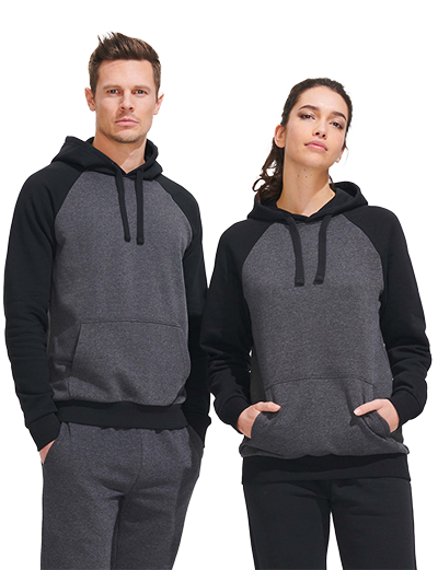 Homme et femme qui prennent la pose