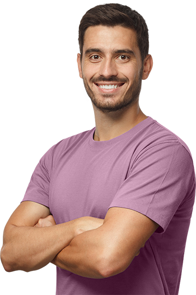 Homme qui prend la pose avec un T-shirt violet