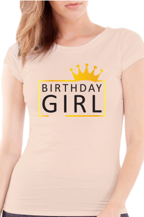 Femme avec un T-shirt couleur saumon