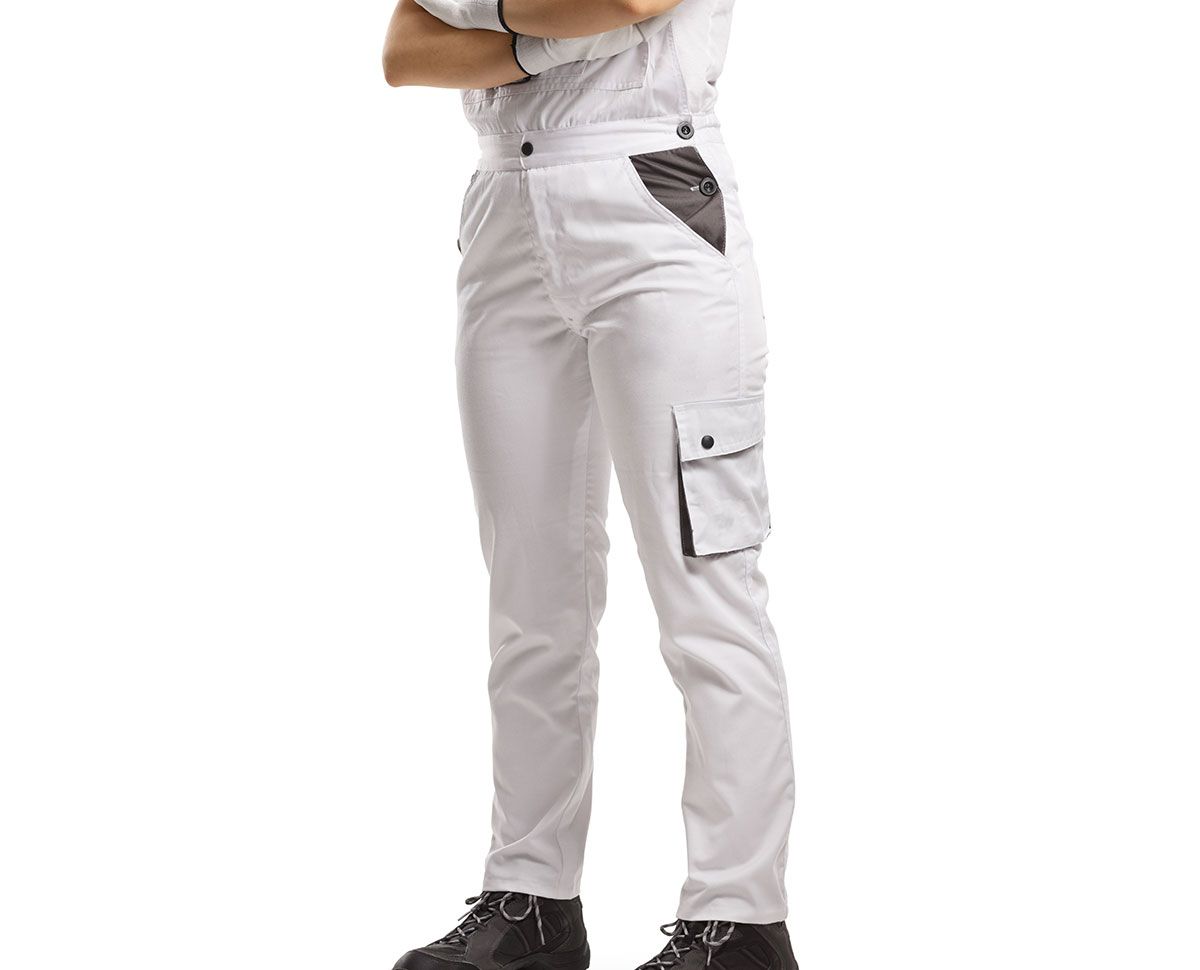 Gros plan sur un pantalon de travail blanc