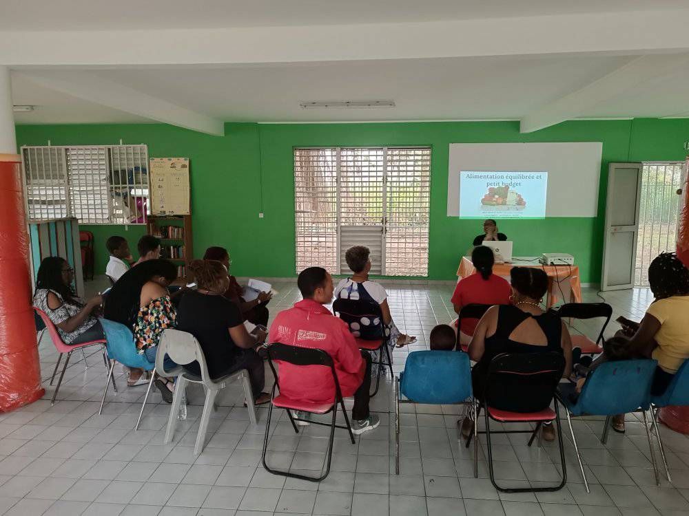 Deux personnes, l’une utilisant une canne blanche.