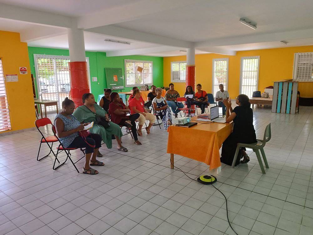 Une personne tenant la main d’une personne âgée.