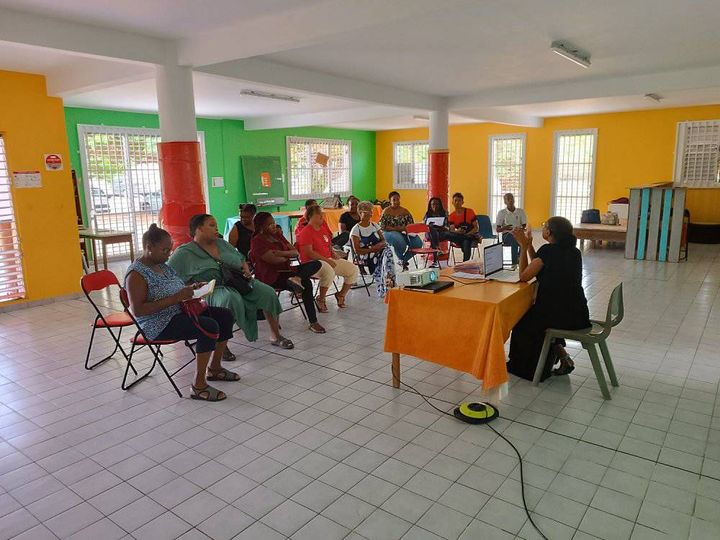 Une personne pliant des serviettes