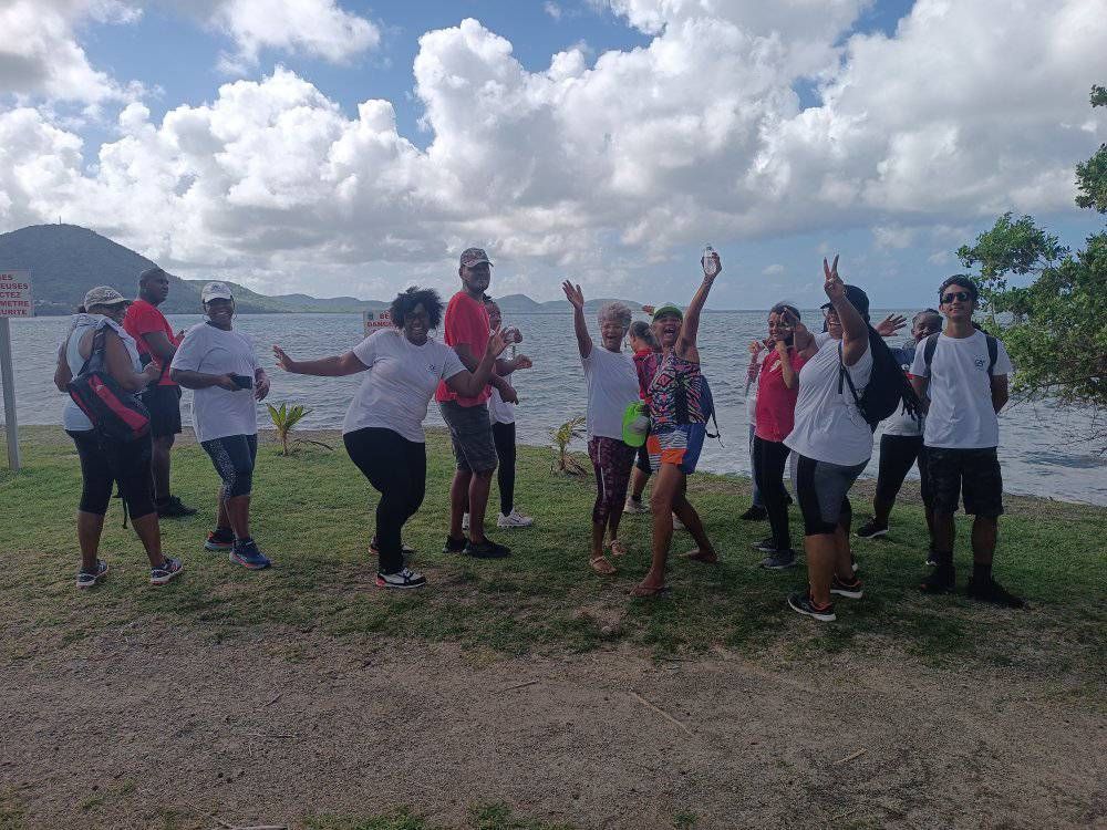 Deux personnes, l’une en fauteuil roulant dans une bibliothèque.