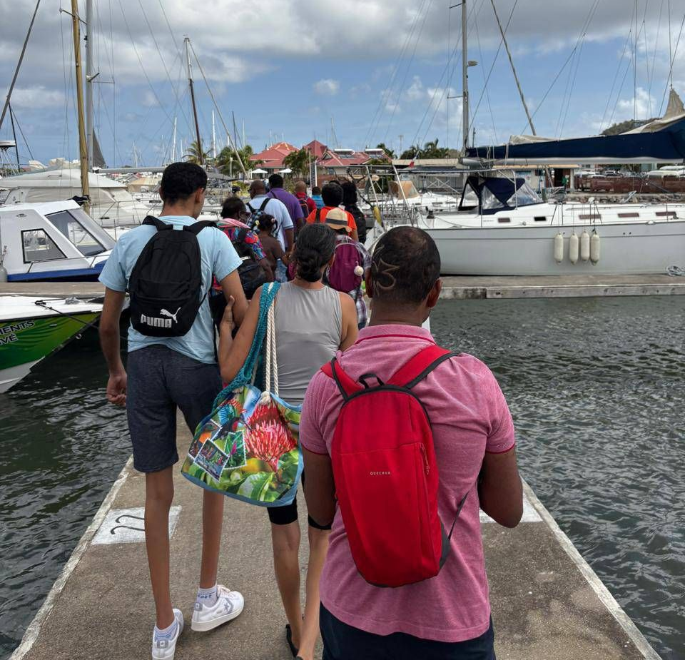 Deux personnes en fauteuil roulant jouant au bowling.