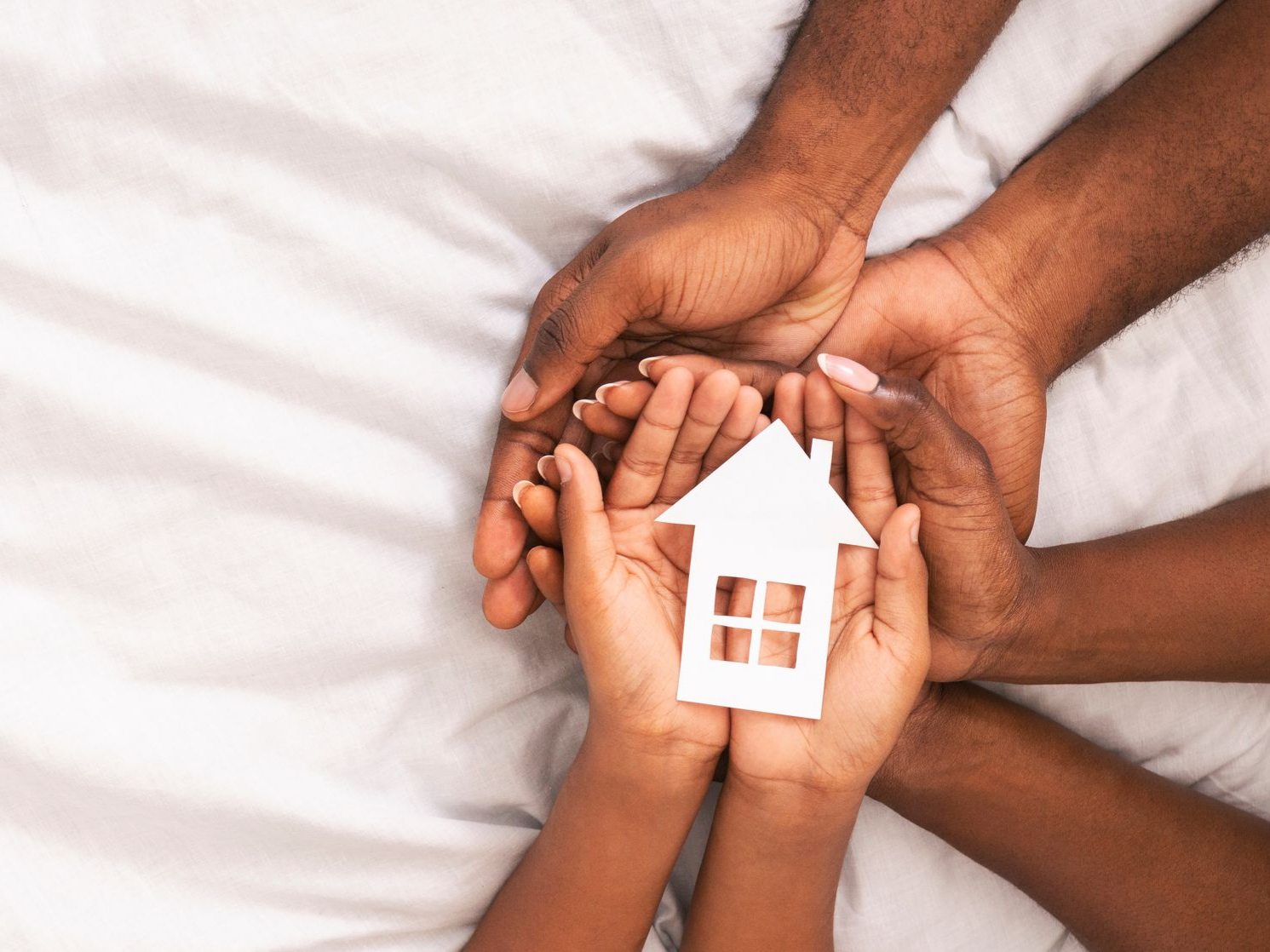 Personne âgée et aidante consultant une tablette.
