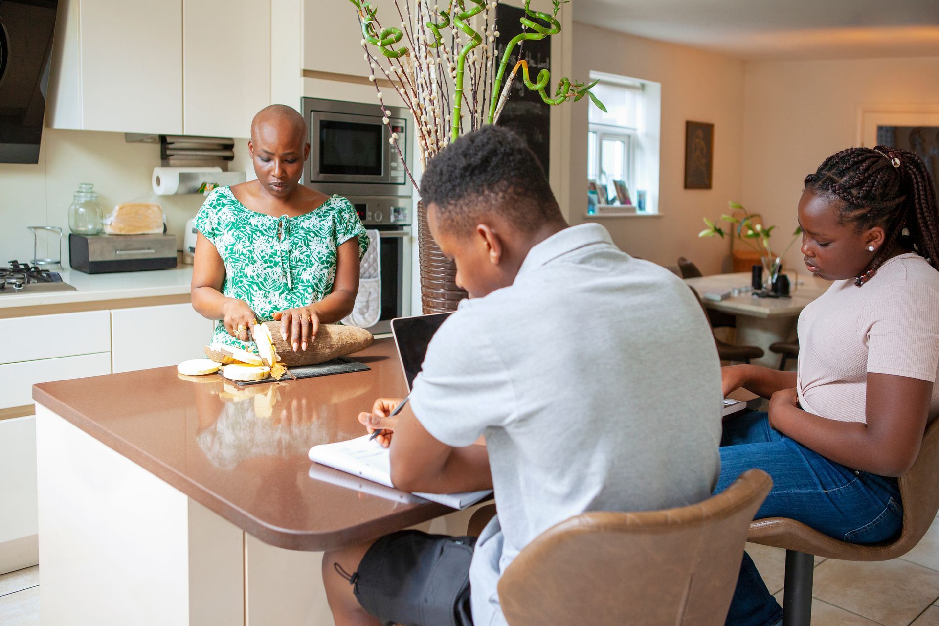 Une personne en fauteuil roulant consultant son téléphone.