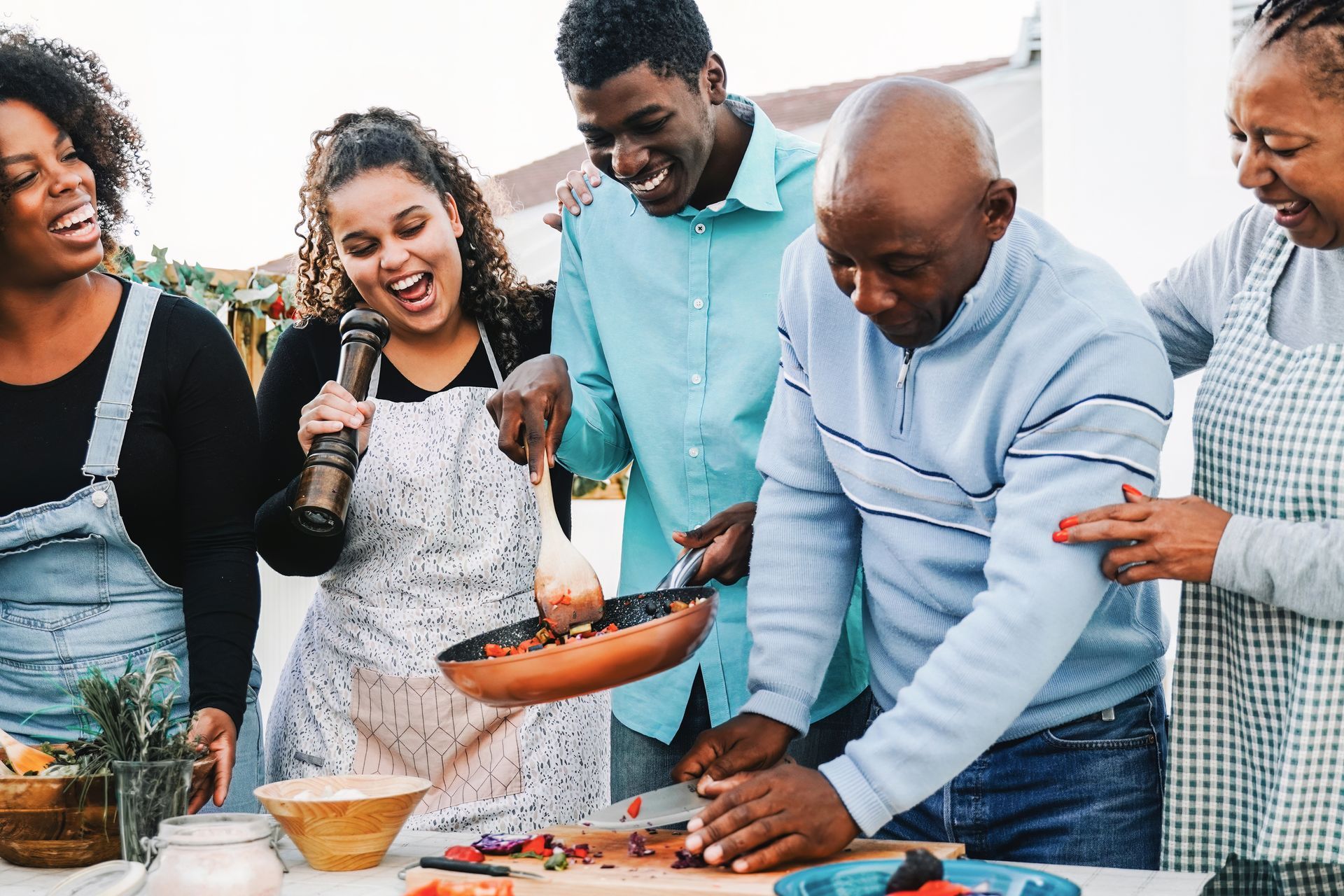 Deux personnes, l’une soutenant l’autre.
