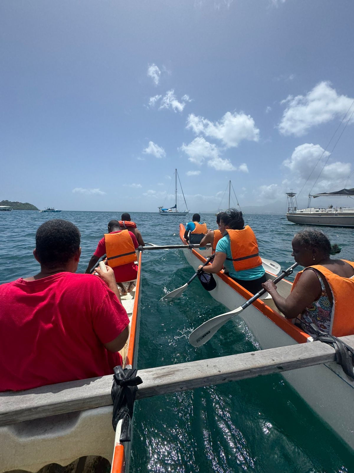 Personne en fauteuil roulant discutant avec une autre personne.