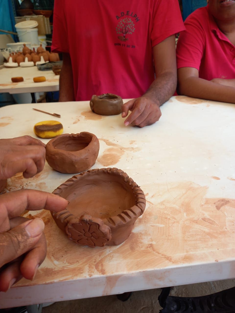 Personne en fauteuil roulant avec une aidante au coucher de soleil.