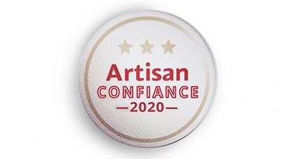 Insigne rond avec l'inscription Artisan Confiance 2020 en rouge, trois étoiles et des couleurs crème et beige.