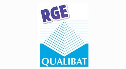 Logo RGE Qualibat avec un design géométrique bleu et blanc et le texte «RGE QUALIBAT 