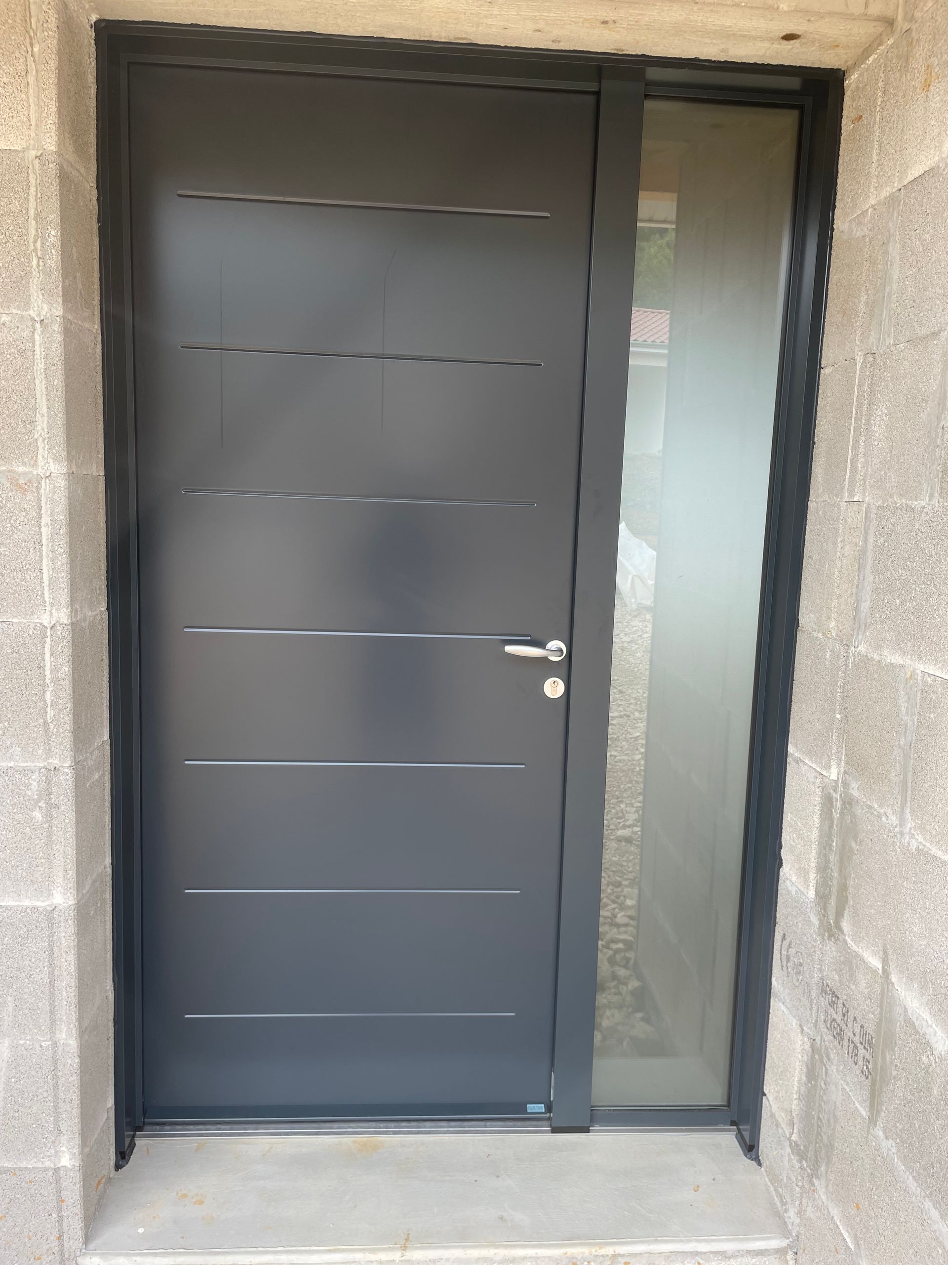 Porte d'entrée avec vitre sur le côté