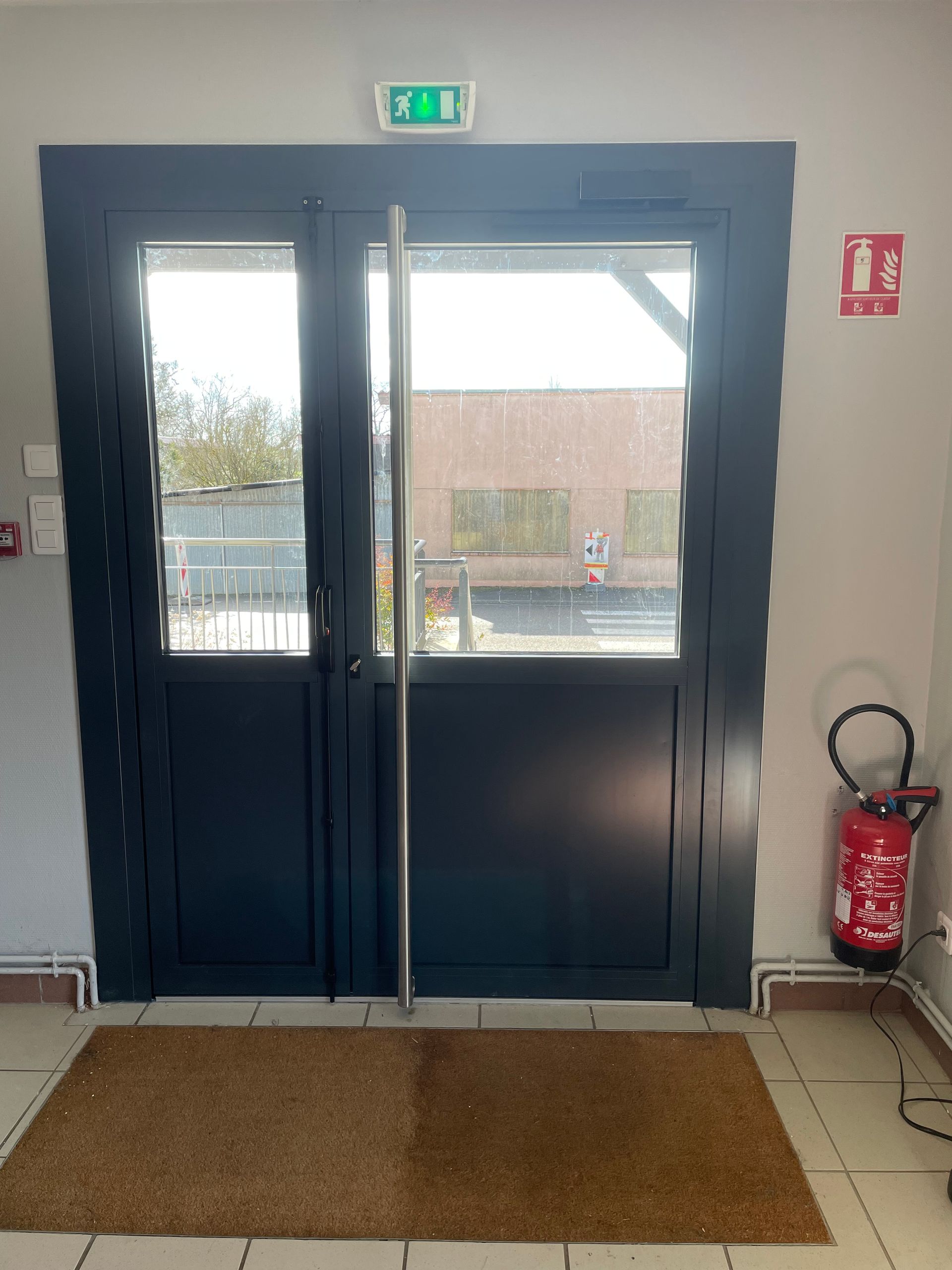 Porte de secours en aluminium à double vantaux