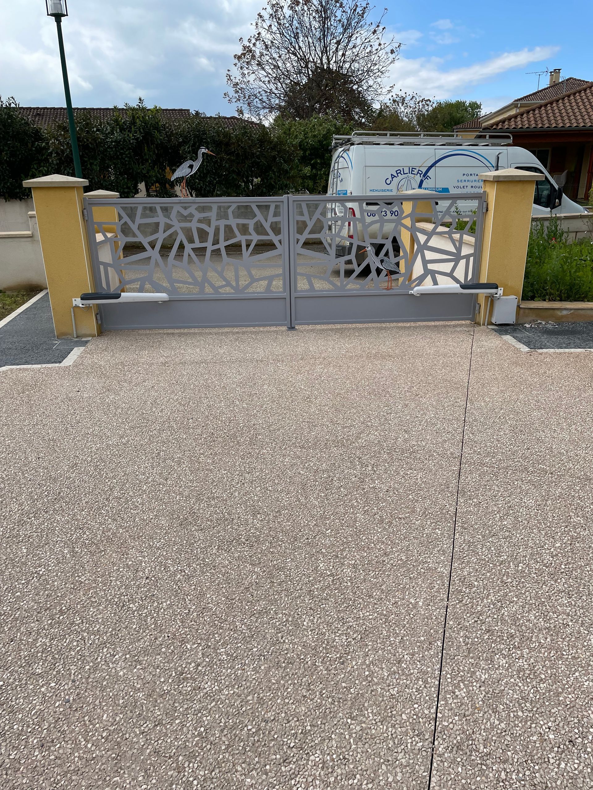 Portail en aluminium gris clair