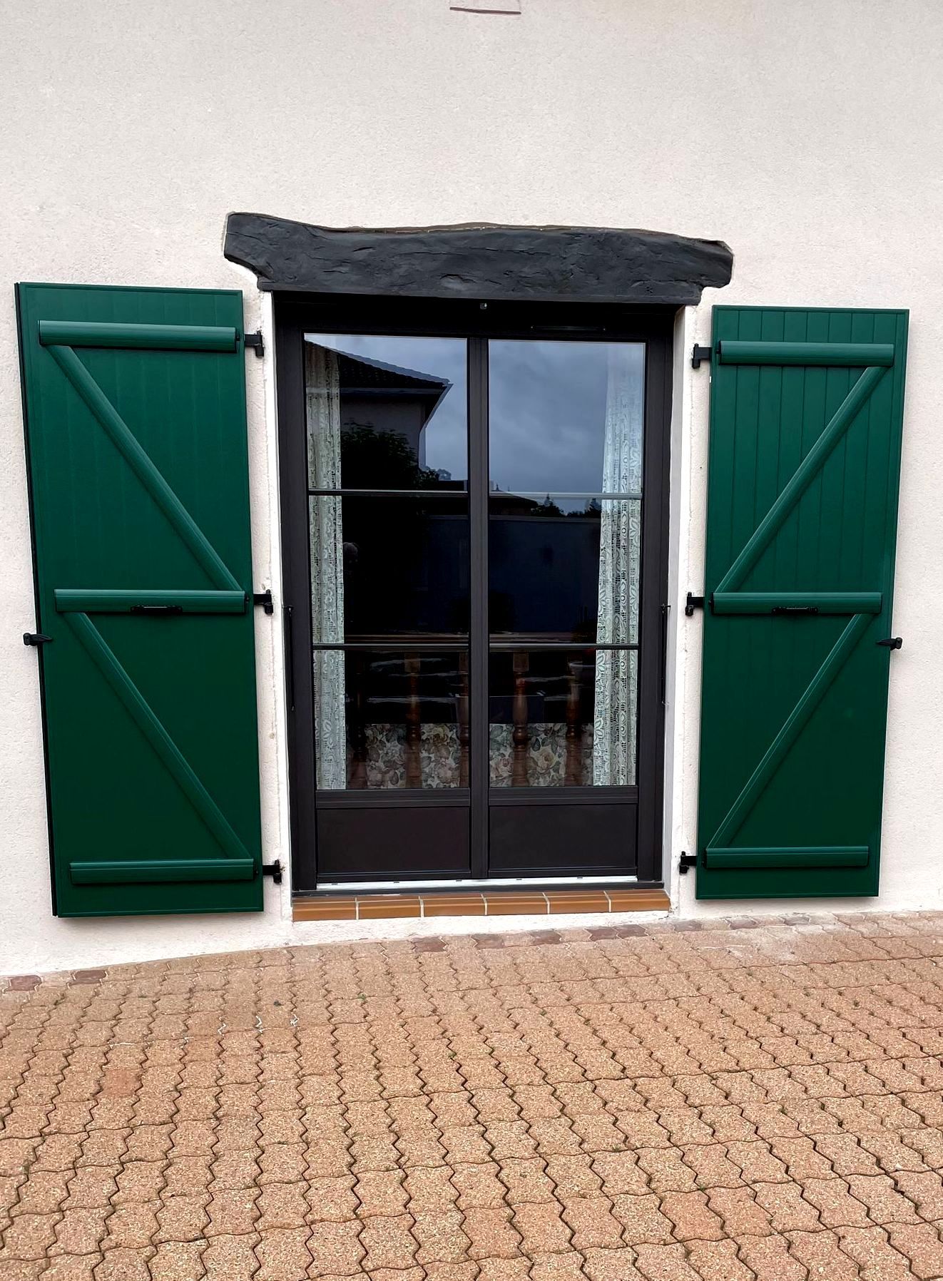 Volets ouverts vert foncé