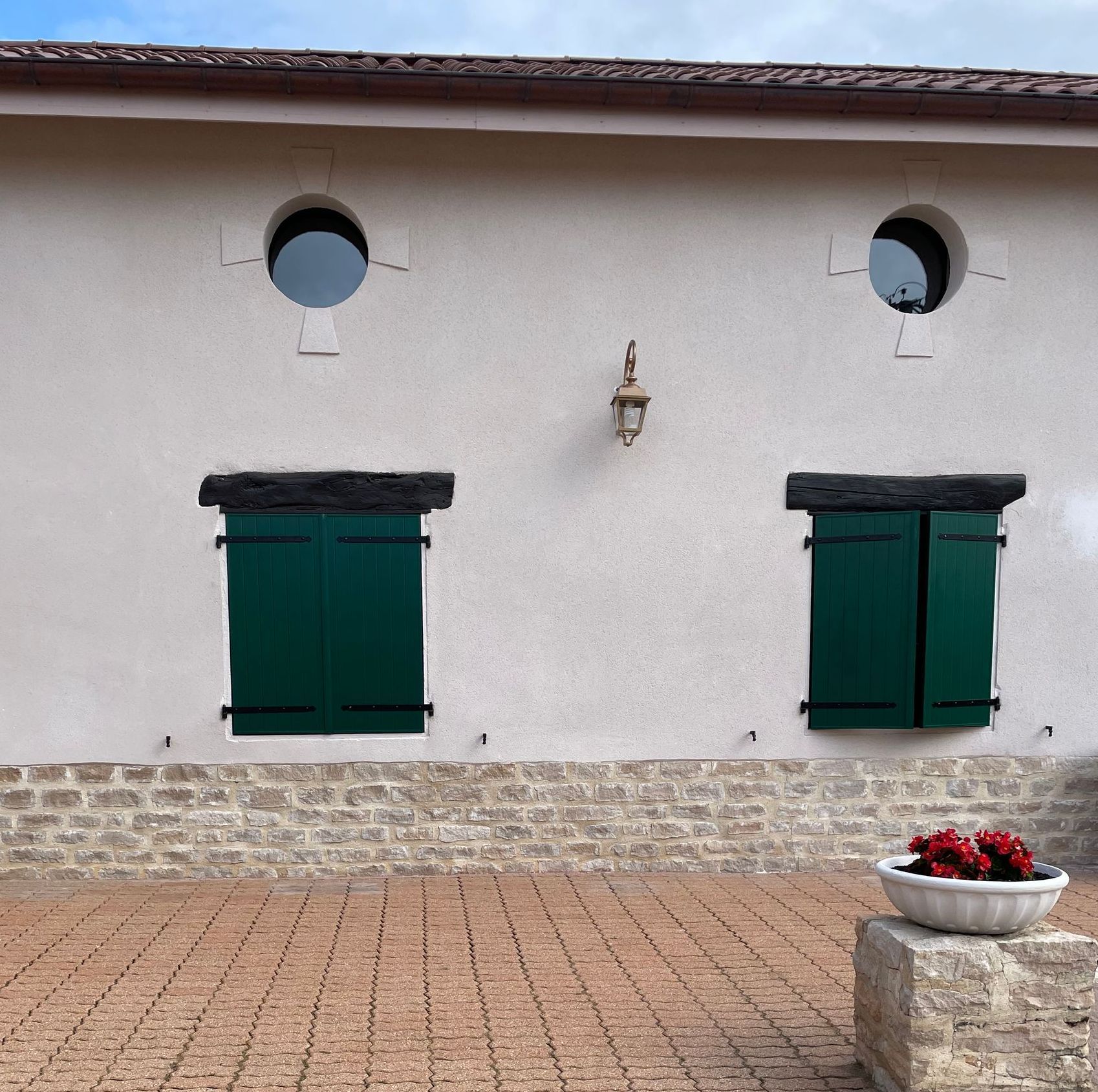 Volets fermés vert foncé