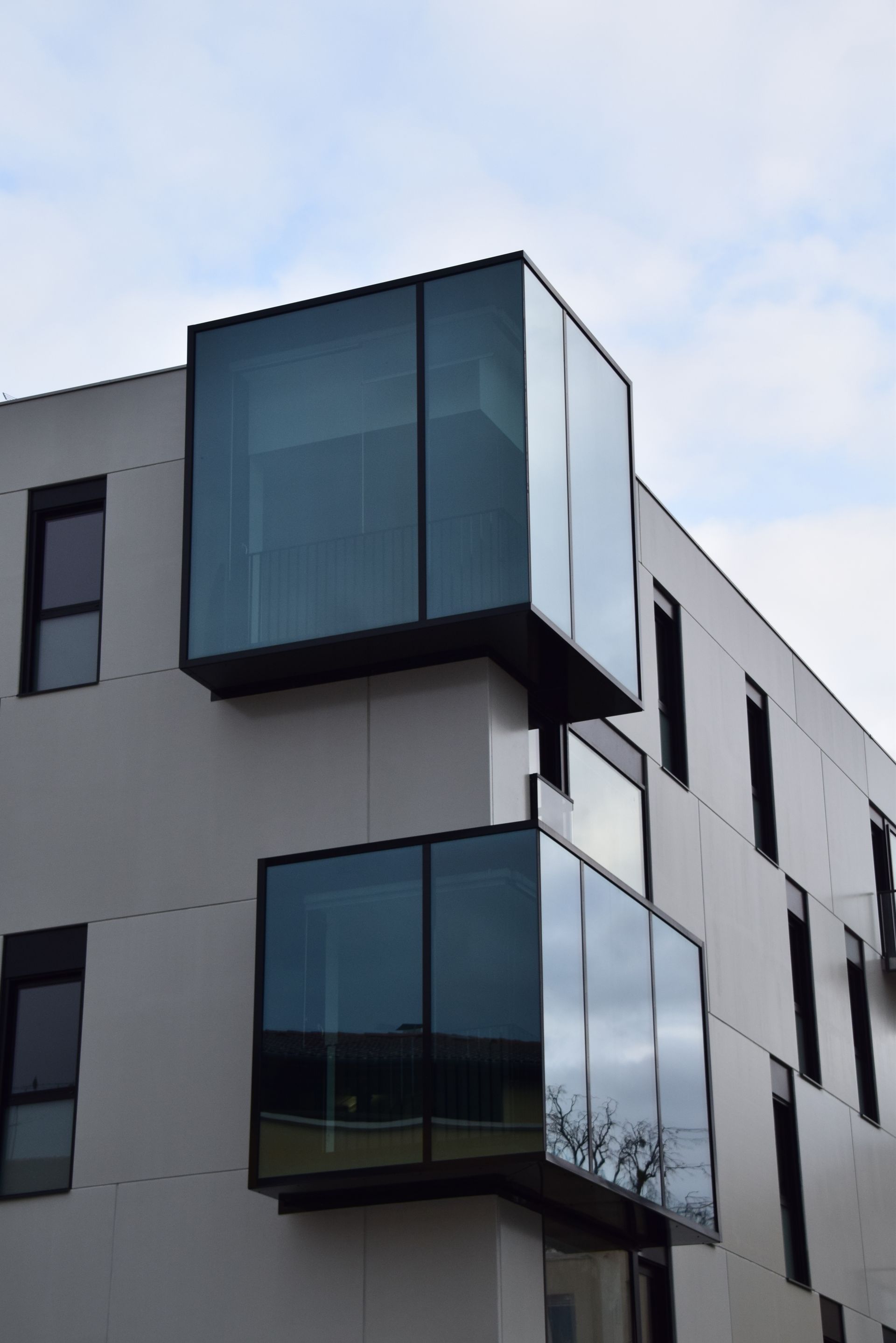 Balcon suspendu fermé en verre et aluminium