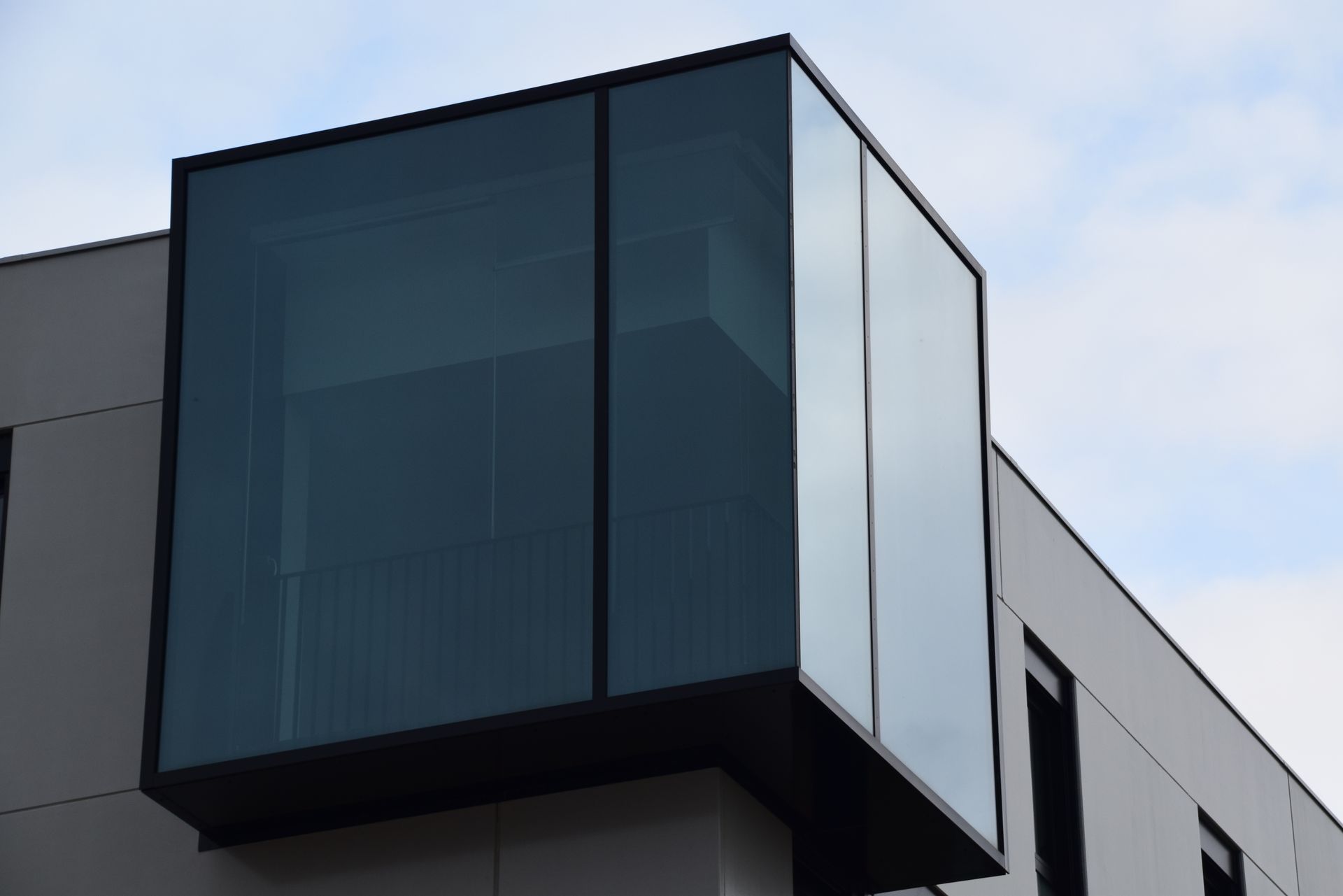 Gros plan sur un balcon suspendu