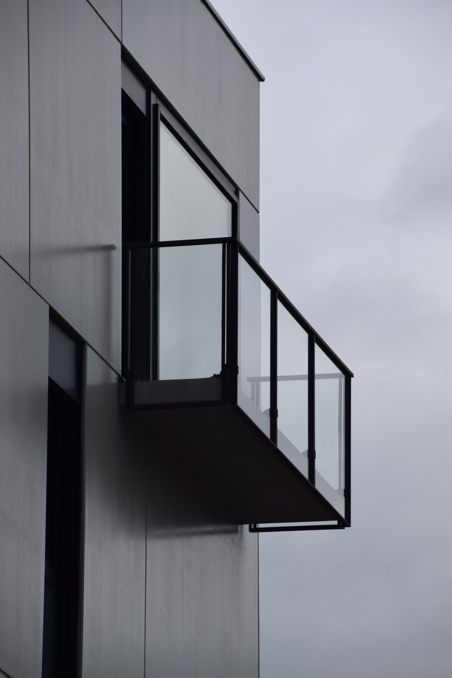 Balcon suspendu ouvert en aluminium et fenêtre