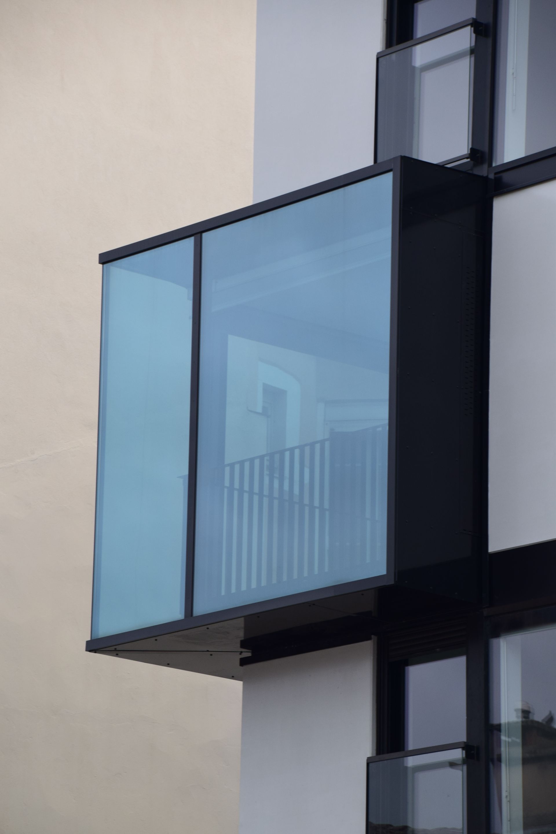 Gros plan sur un balcon suspendu fermé verre et alu