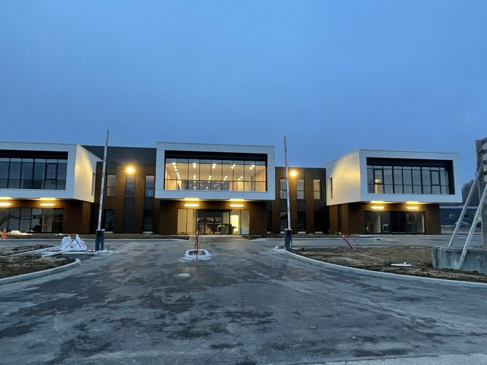 Façade vitrée, bâtiment design cubique, vue d'ensemble du bâtiment