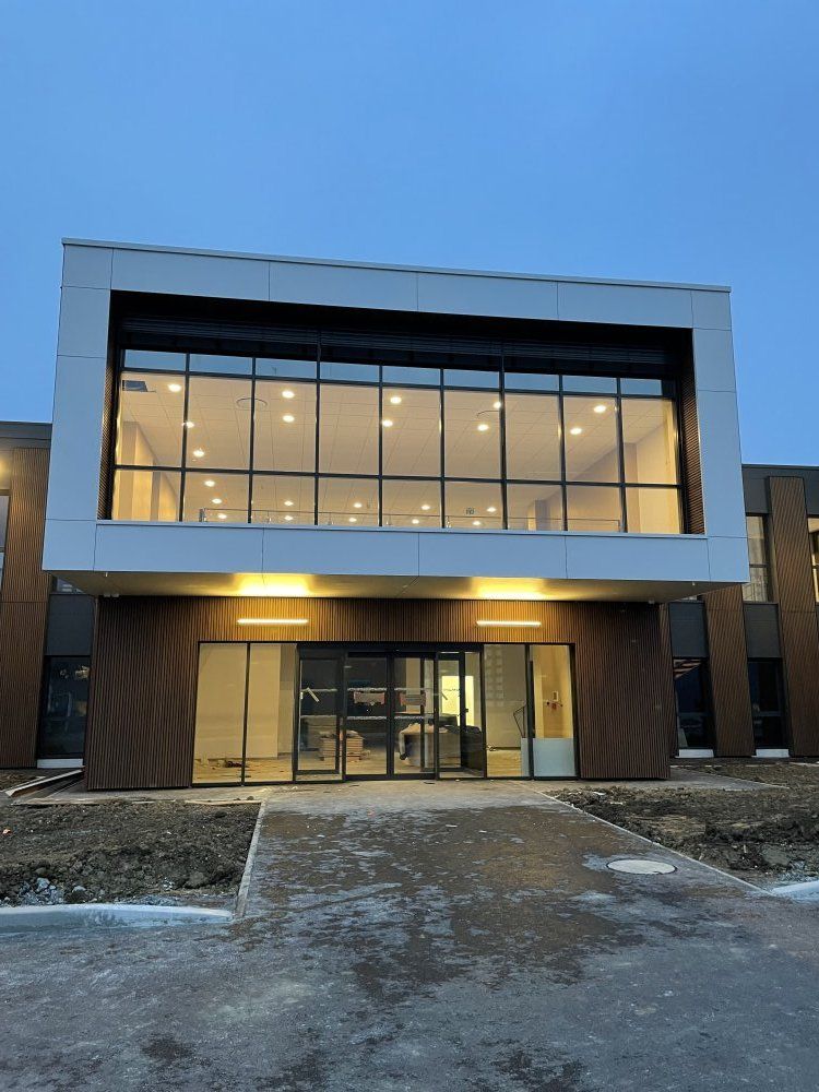 Façade vitrée, bâtiment design cubique