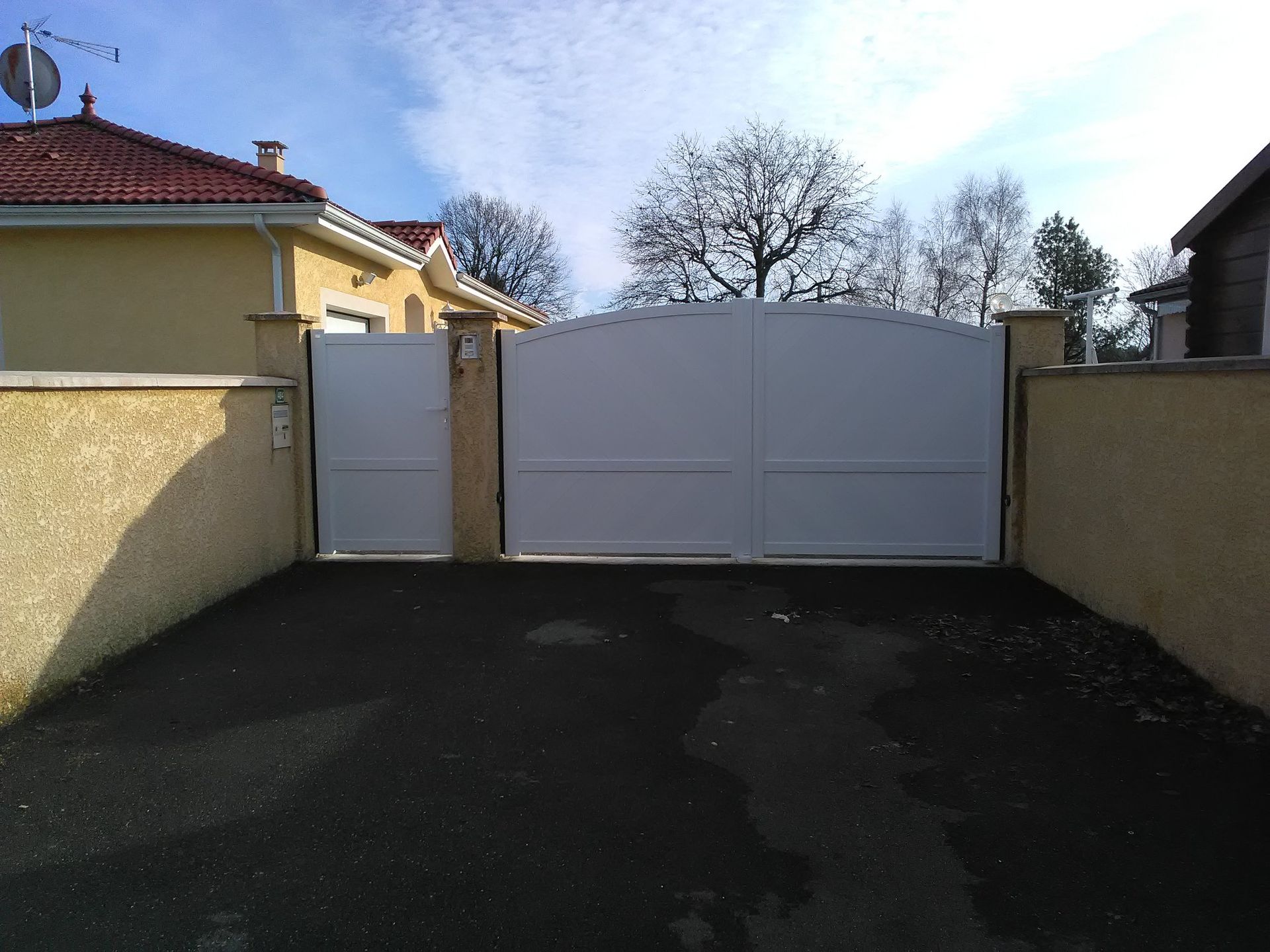 Portail blanc pour une maison individuelle